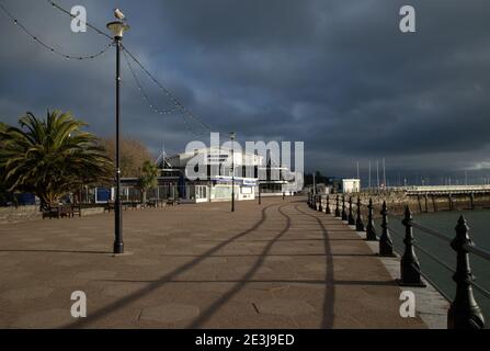 Torquay Promenade Blick in Richtung Princess Theatre in Lockdown Nummer 3. Eine menschenleere Meeresfront. Stockfoto