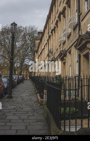 Gay Street in der Nähe des Circus in Bath, Somerset, England, Großbritannien. Stockfoto