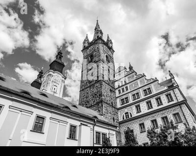 Schwarzer Turm und Rathaus in Klatovy, Tschechische Republik. Schwarzweiß-Bild. Stockfoto