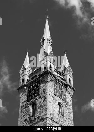 Detailansicht des Black Tower in Klatovy, Tschechische Republik. Schwarzweiß-Bild. Stockfoto