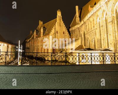 Sint Janshospitaal, oder Saint John Hospital, am Wasserkanal bei Nacht, Brügge, Belgien Stockfoto