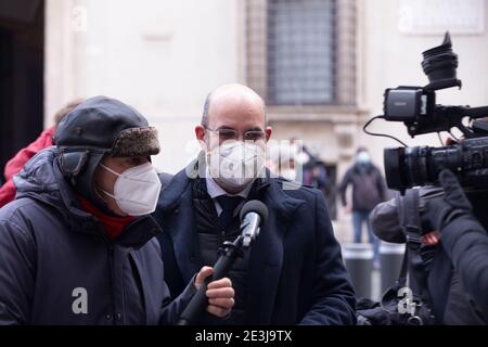 Rom, Italien. Januar 2021. Vito Crimi vor dem italienischen Senatspalast in Rom, Italien am 19. Januar 2021. Einige italienische Politiker aus verschiedenen politischen Parteien treffen die Medien vor dem Palazzo del Senato Italiano während der Diskussion über die Regierungskrise, die mit der Aufgabe der Parlamentarier Italia Viva begann. (Foto: Matteo Nardone/Pacific Press/Sipa USA) Quelle: SIPA USA/Alamy Live News Stockfoto