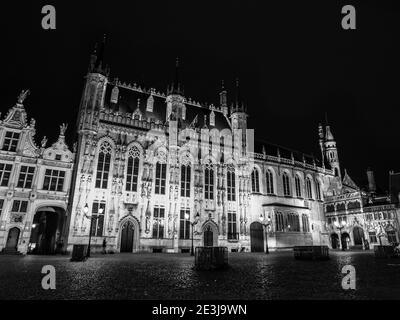 Burgplatz mit dem Rathaus bei Nacht, Brügge, Belgien. Schwarzweiß-Bild. Stockfoto