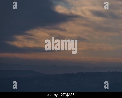 Atemberaubende Aussicht auf die Ausläufer der Schwäbischen Alb mit den Silhouetten der berühmten Hohenzollern unter hellem Himmel. Stockfoto