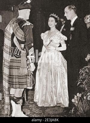 EDITORIAL NUR Prinzessin Elizabeth von York und Prinz Philip hier im Jahr 1949 im Chat mit einem schottischen Sergeant-Major in voller Regimentsart gesehen. Prinzessin Elisabeth von York, 1926 - 2022, zukünftige Elisabeth II., Königin des Vereinigten Königreichs. Prinz Philip, Herzog von Edinburgh, geboren Prinz Philip von Griechenland und Dänemark,1921- 2021. Ehemann von Königin Elisabeth II. Aus dem Vereinigten Königreich. Aus dem Königin-Elisabeth-Krönungsbuch, veröffentlicht 1953. Stockfoto