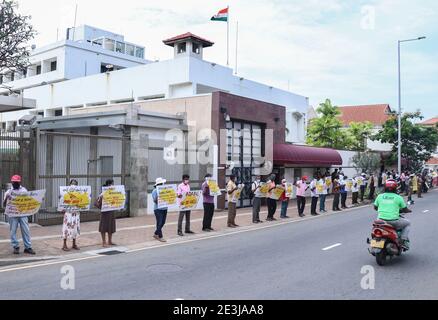 Colombo, Sri Lanka. Januar 2021. Mitglieder der Frontline Socialist Party (FSP) von Sri Lanka halten ein Banner während einer Protestaktion vor der indischen Hochkommission in Colombo, Sri Lanka, am 19. Januar 2021. FSP-Unterstützer veranstalteten in Colombo einen Protest, um ihre Solidarität und Unterstützung für den anhaltenden Bauernprotest in Indien gegen die neuen Agrargesetze auszudrücken. (Foto: Saman Abesiriwardana/Pacific Press) Quelle: Pacific Press Media Production Corp./Alamy Live News Stockfoto