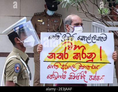 Colombo, Sri Lanka. Januar 2021. Ein Mitglied der Frontline Socialist Party (FSP) in Sri Lanka hält während eines Protestes vor der indischen Hohen Kommission am 19. Januar 2021 in Colombo, Sri Lanka, ein Plakat hoch. FSP-Unterstützer veranstalteten in Colombo einen Protest, um ihre Solidarität und Unterstützung für den anhaltenden Bauernprotest in Indien gegen die neuen Agrargesetze auszudrücken (Foto: Saman Abesiriwardana/Pacific Press) Quelle: Pacific Press Media Production Corp./Alamy Live News Stockfoto