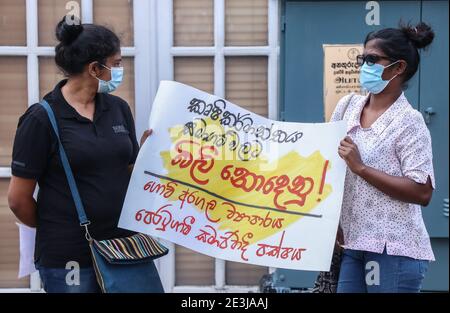 Colombo, Sri Lanka. Januar 2021. Mitglieder der Frontline Socialist Party (FSP) von Sri Lanka halten ein Banner während einer Protestaktion vor der indischen Hochkommission in Colombo, Sri Lanka, am 19. Januar 2021. FSP-Unterstützer veranstalteten in Colombo einen Protest, um ihre Solidarität und Unterstützung für den anhaltenden Bauernprotest in Indien gegen die neuen Agrargesetze auszudrücken. (Foto: Saman Abesiriwardana/Pacific Press) Quelle: Pacific Press Media Production Corp./Alamy Live News Stockfoto