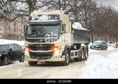 Volvo FM Kipper LKW nimmt Schnee von den Straßen zu einer Stadt Schnee Dumping-Standort im Winter Schneefall geräumt. Helsinki, Finnland. Januar 18, 2021. Stockfoto