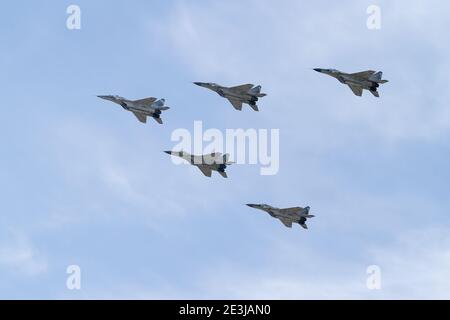 MOSKAU, RUSSLAND - 09. MAI 2015: Russische Militärflugzeuge am Tag des Sieges in Moskau, Russland. Eine Gruppe von MiG-29 Kämpfern im Flug. Stockfoto