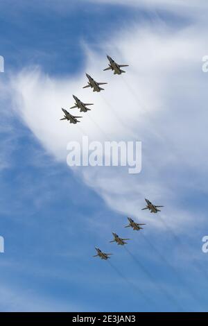 MOSKAU, RUSSLAND - 09. MAI 2015: Russische Militärflugzeuge am Tag des Sieges in Moskau, Russland. Eine Gruppe von Frontbombern Su-24M in fl Stockfoto