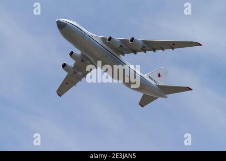 MOSKAU, RUSSLAND - 09. MAI 2015: Russische Militärflugzeuge AN-124-100 in den Himmel am Tag des Sieges in Moskau, Russland. Stockfoto