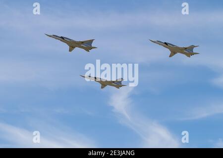 MOSKAU, RUSSLAND - 09. MAI 2015: Russische Bomber TU-22M3 am Himmel am Tag des Sieges in Moskau, Russland. Stockfoto