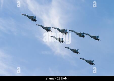 MOSKAU, RUSSLAND - 09. MAI 2015: Russische Militärflugzeuge am Tag des Sieges in Moskau, Russland. Eine Gruppe von Su-34 und Su-27 Kämpfern im Flig Stockfoto