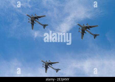 MOSKAU, RUSSLAND - 09. MAI 2015: Russische Bomber TU-95MS am Himmel am Tag des Sieges in Moskau, Russland. Stockfoto