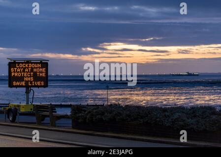 COVID 19, Coronavirus Warnschild auf dem Anflug nach Southend am Meer am frühen Morgen, bevor es voll wird. Southend Pier und Mündung Stockfoto