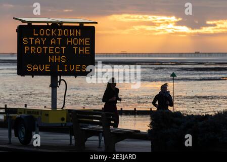 COVID 19, Coronavirus Warnschild auf dem Anflug nach Southend am Meer am frühen Morgen, bevor es voll wird. Jogginghose für den Lauf im Morgengrauen Stockfoto