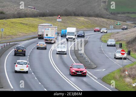 Weymouth, Dorset, Großbritannien. Januar 2021. Auf der A354 in Weymouth in Dorset ist während der Covid-19-Sperre viel Verkehr. Bild: Graham Hunt/Alamy Live News Stockfoto