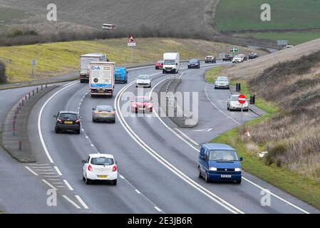 Weymouth, Dorset, Großbritannien. Januar 2021. Auf der A354 in Weymouth in Dorset ist während der Covid-19-Sperre viel Verkehr. Bild: Graham Hunt/Alamy Live News Stockfoto