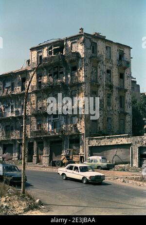 18. September 1993 nach 15 Jahren Bürgerkrieg geht das Leben in den von der Schlacht gezeichneten Gebäuden nahe der Grünen Linie in Beirut weiter. Stockfoto