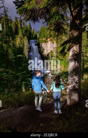 Alexander Falls, BC, Kanada, Paar beobachten Wasserfall in Kanada British Colombia Stockfoto