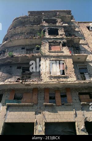 18. September 1993 nach 15 Jahren Bürgerkrieg geht das Leben in den von der Schlacht gezeichneten Gebäuden nahe der Grünen Linie in Beirut weiter. Stockfoto