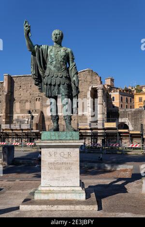 Bronzestatue des römischen Kaisers Nerva (Marcus Cocceius Nerva) in der Via dei Fori Imperiali in Rom, Italien Stockfoto