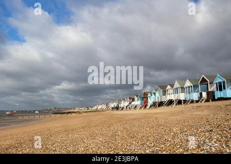 Stürmisches Wetter am Thorpe Bay Beach, Essex, England Stockfoto