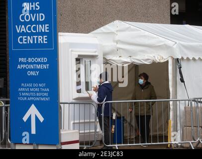 London, Großbritannien. Januar 2021. NHS Impfzentrum in Wembley. Das NHS-Impfzentrum im Olympic Office Center, im Schatten des Wembley-Stadions an der Fulton Road, begrüßte seine ersten Patienten am Montagmorgen, dem 18. Januar. Es ist einer von 25 neuen Standorten, die diese Woche in London eröffnet werden, und bringt die Gesamtzahl der Impfstellen in der Hauptstadt auf 170. Dutzende weitere werden in den kommenden Wochen eröffnet Kredit: Mark Thomas/Alamy Live News Stockfoto