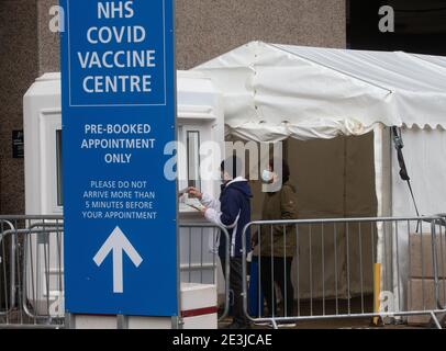 London, Großbritannien. Januar 2021. NHS Impfzentrum in Wembley. Das NHS-Impfzentrum im Olympic Office Center, im Schatten des Wembley-Stadions an der Fulton Road, begrüßte seine ersten Patienten am Montagmorgen, dem 18. Januar. Es ist einer von 25 neuen Standorten, die diese Woche in London eröffnet werden, und bringt die Gesamtzahl der Impfstellen in der Hauptstadt auf 170. Dutzende weitere werden in den kommenden Wochen eröffnet Kredit: Mark Thomas/Alamy Live News Stockfoto