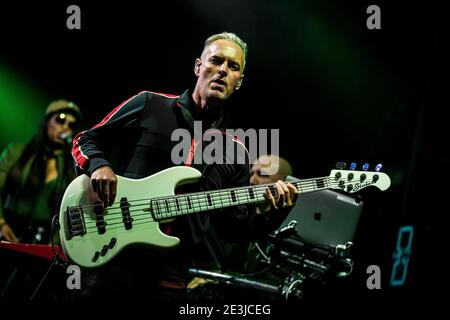 Skanderborg, Dänemark. August 2017. Die britische Funk-Band Jamiroquai spielt ein Live-Konzert während des dänischen Musikfestivals SmukFest 2017 in Skanderborg. Hier ist Bassist Paul Turner live auf der Bühne zu sehen. (Foto: Gonzales Photo - Lasse Lagoni). Stockfoto