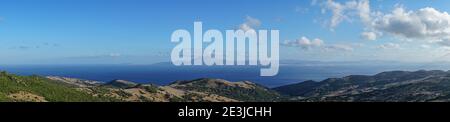 Panoramablick auf die Straße von Gibraltar von einem Berg aus Mit Blick auf den afrikanischen Kontinent Stockfoto