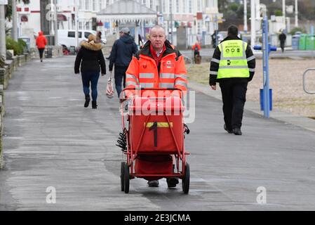 Weymouth, Dorset, Großbritannien. Januar 2021. UK Wetter: Ein Postbote, der an der Küste entlang läuft und seine Lieferungen in Weymouth in Dorset während der Covid-19 Sperre an einem bewölkten Nachmittag macht. Bild: Graham Hunt/Alamy Live News Stockfoto