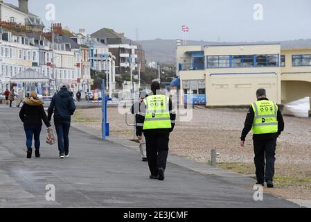 Weymouth, Dorset, Großbritannien. Januar 2021. UK Wetter: Covid Marshalls patrouillieren an der Küste von Weymouth in Dorset während der Covid-19 Sperre an einem bewölkten Nachmittag. Bild: Graham Hunt/Alamy Live News Stockfoto