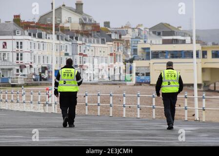 Weymouth, Dorset, Großbritannien. Januar 2021. UK Wetter: Covid Marshalls patrouillieren an der Küste von Weymouth in Dorset während der Covid-19 Sperre an einem bewölkten Nachmittag. Bild: Graham Hunt/Alamy Live News Stockfoto