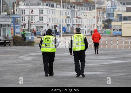 Weymouth, Dorset, Großbritannien. Januar 2021. UK Wetter: Covid Marshalls patrouillieren an der Küste von Weymouth in Dorset während der Covid-19 Sperre an einem bewölkten Nachmittag. Bild: Graham Hunt/Alamy Live News Stockfoto