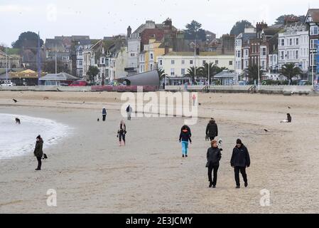 Weymouth, Dorset, Großbritannien. Januar 2021. UK Wetter: Menschen trainieren am Strand von Weymouth in Dorset während der Covid-19 Sperre an einem bewölkten Nachmittag. Bild: Graham Hunt/Alamy Live News Stockfoto