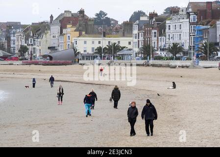 Weymouth, Dorset, Großbritannien. Januar 2021. UK Wetter: Menschen trainieren am Strand von Weymouth in Dorset während der Covid-19 Sperre an einem bewölkten Nachmittag. Bild: Graham Hunt/Alamy Live News Stockfoto