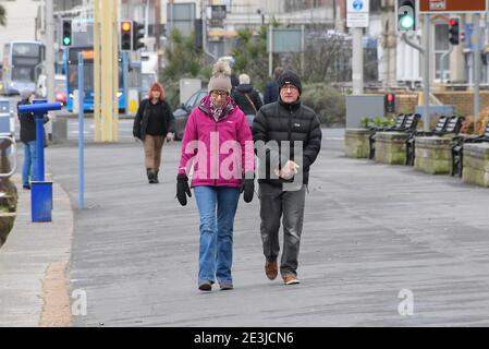 Weymouth, Dorset, Großbritannien. Januar 2021. UK Wetter: Menschen trainieren an der Küste bei Weymouth in Dorset während der Covid-19 Sperre an einem bewölkten Nachmittag. Bild: Graham Hunt/Alamy Live News Stockfoto