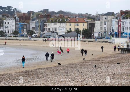 Weymouth, Dorset, Großbritannien. Januar 2021. UK Wetter: Menschen trainieren am Strand von Weymouth in Dorset während der Covid-19 Sperre an einem bewölkten Nachmittag. Bild: Graham Hunt/Alamy Live News Stockfoto