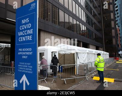 London, Großbritannien. Januar 2021. NHS Impfzentrum in Wembley. Das NHS-Impfzentrum im Olympic Office Center, im Schatten des Wembley-Stadions an der Fulton Road, begrüßte seine ersten Patienten am Montagmorgen, dem 18. Januar. Es ist einer von 25 neuen Standorten, die diese Woche in London eröffnet werden, und bringt die Gesamtzahl der Impfstellen in der Hauptstadt auf 170. Dutzende weitere werden in den kommenden Wochen eröffnet Kredit: Mark Thomas/Alamy Live News Stockfoto