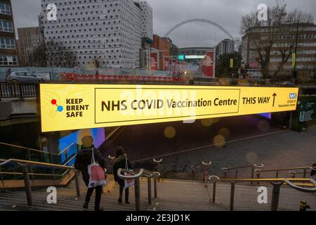 London, Großbritannien. Januar 2021. Schild an der Wembley Park Station, die die Öffentlichkeit zum Impfzentrum führt. NHS Impfzentrum in Wembley. Das NHS-Impfzentrum im Olympic Office Center, im Schatten des Wembley-Stadions an der Fulton Road, begrüßte seine ersten Patienten am Montagmorgen, dem 18. Januar. Es ist einer von 25 neuen Standorten, die diese Woche in London eröffnet werden, und bringt die Gesamtzahl der Impfstellen in der Hauptstadt auf 170. Dutzende weitere werden in den kommenden Wochen eröffnet Kredit: Mark Thomas/Alamy Live News Stockfoto