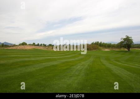 Bilder von Golfplatz mit grünem Gras hochwertige Foto Stockfoto