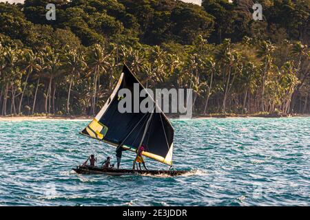 Polynesischer Stil Segeln auf einem Proa (Multihull Outrigger Segelboot) In Papua-Neuguinea Stockfoto