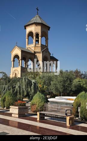 Glockenturm der Kathedrale der Heiligen Dreifaltigkeit in Tbilissi. Georgien Stockfoto