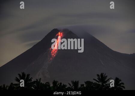 Sleman, Yogyakarta, Indonesien. Januar 2021. Brennende rot glühende Lava taucht am Dienstag vom Gipfel des Monte Merapi in Sleman, Yogyakarta, Indonesien, auf. Das Geological Seismic Technology Research and Development Center (BPPTKG) berichtete, dass es bei 02.27 WIB zu heißen Lawinenwolken kam. Heiße Wolken wurden auf einem Seismogramm mit einer Amplitude von 60 mm aufgezeichnet, 209 Sekunden lang in einer Entfernung von 1.8 km südwestlich des Flusses Krasak-Boyong. Die sichere Entfernung liegt im Umkreis von 5 Kilometern vom Gipfel. Quelle: Slamet Riyadi/ZUMA Wire/Alamy Live News Stockfoto