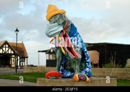 Aldeburgh Suffolk Bronzestatue eines Hundes Namen Snooks, haben die guten Einheimischen ein Operationskleid und Gesichtsmaske zur Verfügung gestellt, um Snooks sicher zu halten. Stockfoto