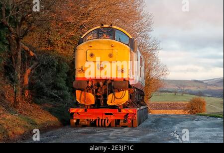 Klasse 37 647 Diesellokomotive während des Transpons auf einem Tieflader Lader parkte für die Nacht in einer Laye in der Nähe Skipton North Yorkshire Stockfoto