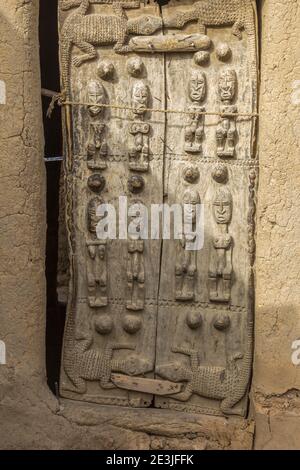 Holzskulpturen auf Dogon Türen in Sangha, Mali, Afrika Stockfoto