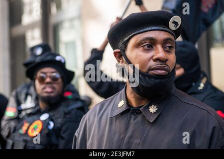 RICHMOND, VIRGINIA, JANUAR 18- Mitglieder der New Black Panthers, Black Lives Matter 757, Black Lives Matter Richmond Virginia und die Fred Hampton Miliz nehmen am 18. Januar 2021 am Lobby Day im Virginia State Capitol in Richmond, Virginia, an einer zweiten Änderungsversammlung Teil. Foto: Chris Tuite/ImageSPACE Stockfoto